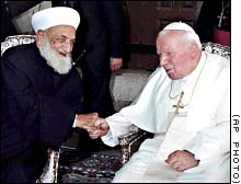 Il gran mufti di Siria Ahmad Kuftaro stringe la mano al Papa nella grande moschea degli Ommaydi a Damasco. Fonte cnnitalia.it. Foto AP.