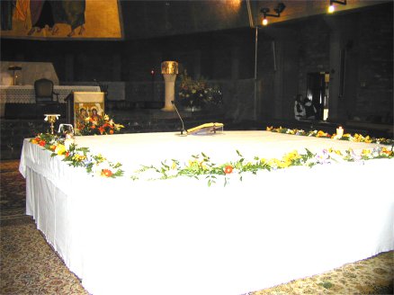 La ipertrofica 'mensa' usata in luogo dell'altare dai neocatecunenali a Pasqua
